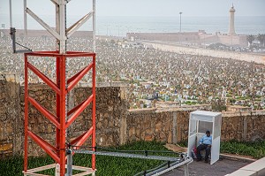 GARDIEN ENDORMI DEVANT LE CIMETIERE MUSULMAN CHOUHADA (AS SHOUHADA) SITUE ENTRE LA KASBAH DES OUDAYAS ET LA MER, RABAT, MAROC, AFRIQUE 