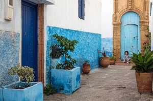 MAISONS TRADITIONNELLES AUX MURS BLEUS ET BLANCS DANS LES RUELLES DE LA KASBAH DES OUDAYAS, RABAT, MAROC, AFRIQUE 