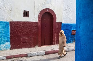 FEMME VOILEE DANS LES RUELLES AUX MURS BLEUS ET BLANCS DE LA KASBAH DES OUDAYAS, RABAT, MAROC, AFRIQUE 