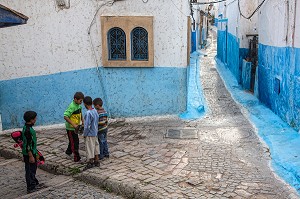 ENFANTS JOUANT DANS LES RUELLES AUX MURS BLEUS ET BLANCS DE LA KASBAH DES OUDAYAS, RABAT, MAROC, AFRIQUE 