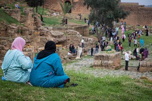 PROMENADE TRADITIONNELLE DES HABITANTS DE LA VILLE, LE WEEK-END, DANS LA NECROPOLE DE CHELLAH SITUEE SUR L'ANCIENNE CITE ROMAINE DE SALE, RABAT, MAROC, AFRIQUE 