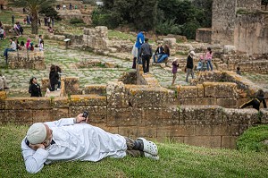 PROMENADE TRADITIONNELLE DES HABITANTS DE LA VILLE, LE WEEK-END, DANS LA NECROPOLE DE CHELLAH SITUEE SUR L'ANCIENNE CITE ROMAINE DE SALE, RABAT, MAROC, AFRIQUE 