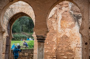 PROMENADE TRADITIONNELLE DES HABITANTS DE LA VILLE, LE WEEK-END, DANS LA NECROPOLE DE CHELLAH SITUEE SUR L'ANCIENNE CITE ROMAINE DE SALE, RABAT, MAROC, AFRIQUE 