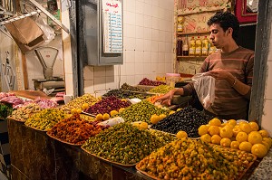 VENDEUR D'OLIVES DANS SON ECHOPPE, SOUK DE LA VIEILLE MEDINA, RABAT, MAROC, AFRIQUE 