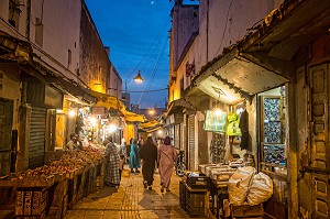 RUELLE BORDEE D'ECHOPPES DANS LE SOUK DE LA VIEILLE MEDINA, RABAT, MAROC, AFRIQUE 