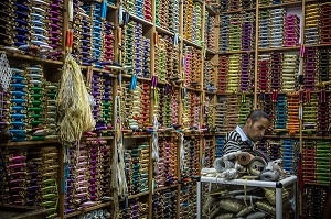VENDEUR DE FILS ET ETOFFES, ECHOPPE DU SOUK DE LA VIEILLE MEDINA, RABAT, MAROC, AFRIQUE 