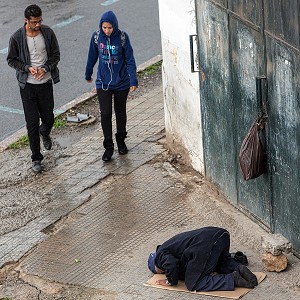 PRIERE DANS UNE RUE DE LA VILLE, RABAT, MAROC, AFRIQUE 