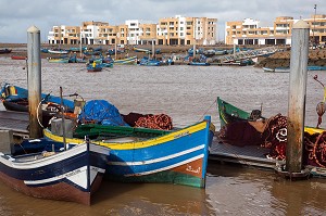 BARCASSES ET EMBARCATION DE PECHE SUR LE L'OUED BOUREGREG, RABAT, MAROC, AFRIQUE 