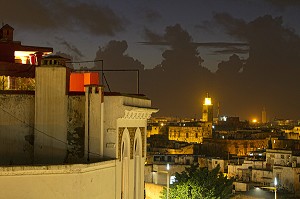 VUE SUR LA MEDINA DE LA VILLE DEPUIS L'HOTEL GOLDEN TULIP FARAH, A LA TOMBEE DE LA NUIT, RABAT, MAROC, AFRIQUE 