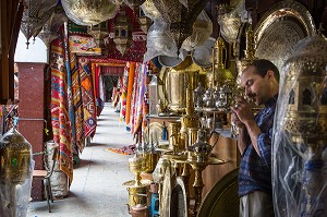 COMMERCES DE CUIVRE ET DE TAPIS, QUARTIER DES HABOUS, NOUVELLE MEDINA DE CASABLANCA, MAROC 