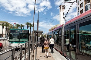 STATION DE TRAMWAY DE LA PLACE MOHAMED V ET BUS, CASABLANCA, MAROC 