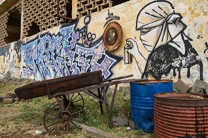 TAGS SUR LES MURS DU SITE DES ANCIENS ABATTOIRS DE CASABLANCA, ARCHITECTURE EN BETON ARME, HERITAGE DU MARECHAL LYAUTEY, MAROC 