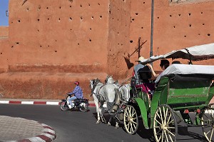 VISITE TOURISTIQUE DE LA VILLE EN CALECHE, DEVANT LES FORTIFICATIONS DE LA MEDINA, MARRAKECH, MAROC 