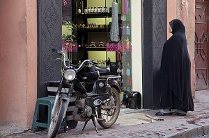 FEMME VOILEE VETUE D'UN JILBAB NOIR DEVANT UN MAGASIN DE COSMETIQUES, MEDINA DE MARRAKECH, MAROC 