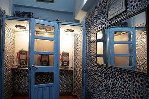 INTERIEUR D'UNE TELEBOUTIQUE (TELEPHONE PUBLIC), MARRAKECH, MAROC 