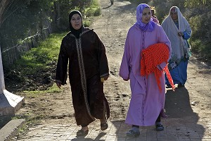 FEMMES BERBERES EN DJELLABA (JILBAB), TAHANAOUTE, MAROC 