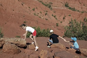 RANDONNEE, COLLINES EN TERRE ROUGE, AL HAOUZ, MAROC 