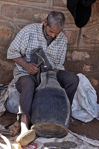 CORDONNIER, MARCHE BERBERE DE TAHANAOUTE, MAROC 