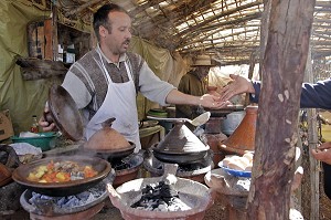 RESTAURANT DE TAJINES SUR LE SOUK, MARCHE BERBERE DE TAHANAOUTE, AL HAOUZ, MAROC 
