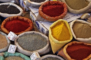 ETALAGE D'EPICES COLOREES SUR LE MARCHE BERBERE DE TAHANAOUTE, AL HAOUZ, MAROC 