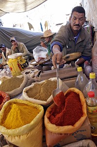 MARCHAND D'EPICES COLOREES, MARCHE BERBERE DE TAHANAOUTE, AL HAOUZ, MAROC 