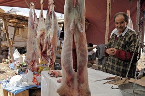 ETALAGE DE VIANDES HALAL (CACHERES), BOUCHER DU SOUK, MARCHE BERBERE DE TAHANAOUTE, AL HAOUZ, MAROC 