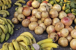 ETALAGE DE FRUITS, MARCHE BERBERE D’ASNI, HAUT-ATLAS, MAROC 