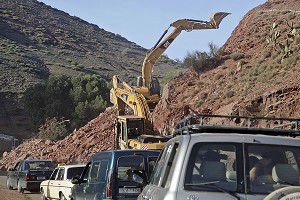 TRAVAUX PUBLICS, CONSTRUCTION DE ROUTES, MAROC 