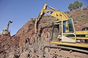 TRAVAUX PUBLICS, BULLDOZERS SUR UN CHANTIER DE CONSTRUCTION DE ROUTES, ENTRE ASNI ET TAHANAOUTE, MAROC 