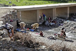 FEMMES LAVANT LE LINGE DANS LA RIVIERE, HAUT-ATLAS, MAROC 