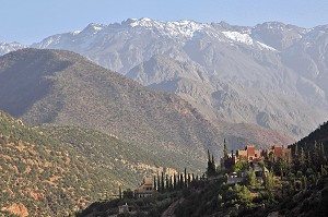 KASBAH TAMADOT, PROPRIETE DE RICHARD BRANSON (PDG DE VIRGIN) ET HOTEL DE LUXE, MONTAGNES D'AKSOUAL, PARC NATIONAL DU TOUBKAL, HAUT-ATLAS, MAROC 