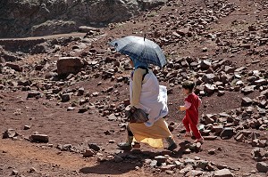 FEMME BERBERE ET SON ENFANT AU DESSUS DE LA VALLEE DE L'ASSIF (RIVIERE) N'LIMENANE, MONTAGNE DU PARC NATIONAL DU TOUBKAL, HAUT-ATLAS, MAROC 