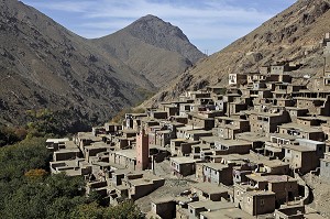 VILLAGE BERBERE DE TINGHOURINE, VALLEE DE L’ASSIF (RIVIERE) N’LIMENANE, PARC NATIONAL DU TOUBKAL, HAUT-ATLAS, MAROC 