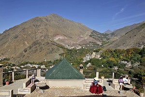 TERRASSE DE LA KASBAH DU TOUBKAL, HAUT-ATLAS, MAROC 
