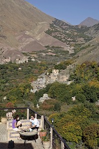 PANORAMA SUR LE VILLAGE BERBERE DE IMLIL ET LES MONTAGNES DU PARC NATIONAL DU TOUBKAL DEPUIS LA TERRASSE DE LA KASBAH DU TOUBKAL, HAUT-ATLAS, MAROC 