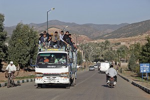 CAMION SURCHARGE DE PASSAGERS, HAUT-ATLAS, MAROC 