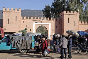 ENTREE DU SOUK, MARCHE BERBERE D'ASNI, HAUT-ATLAS, MAROC 