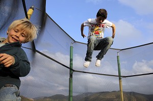 TRAMPOLINE, AIRE DE JEUX POUR LES ENFANTS, DOMAINE DE TERRES D’AMANAR, TAHANAOUTE, AL HAOUZ, MAROC 