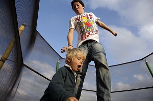 TRAMPOLINE, AIRE DE JEUX POUR LES ENFANTS, DOMAINE DE TERRES D’AMANAR, TAHANAOUTE, AL HAOUZ, MAROC 