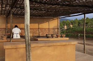LA CUISINE BERBERE POUR LES TAJINES, DOMAINE DE TERRES D’AMANAR, TAHANAOUTE, AL HAOUZ, MAROC 