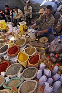 MARCHAND D'EPICES COLOREES, MARCHE BERBERE DE TAHANAOUTE, AL HAOUZ, MAROC 