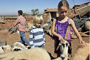 ENFANTS EUROPEENS, MARCHE BERBERE DE TAHANAOUTE, MAROC 