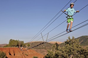 PONT DE SINGE SUSPENDU AU DESSUS DES FALAISES EN TERRE ROUGE, PARC AERIEN DU DOMAINE DE TERRES D’AMANAR, TAHANAOUTE, AL HAOUZ, MAROC 