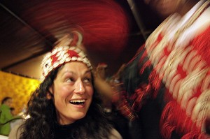 TOURISTE LORS D'UN SPECTACLE DE MUSIQUE TRADITIONNELLE BERBERE, DOMAINE DE TERRES D’AMANAR, TAHANAOUTE, AL HAOUZ, MAROC 