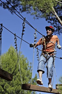 ADULTE SUR LE PARCOURS ACROBATIQUE, ACCRO-PARK (PARC ACCROBRANCHE DANS LES ARBRES), DOMAINE DE TERRES D’AMANAR, TAHANAOUTE, AL HAOUZ, MAROC 