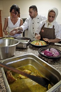 DECOUVERTE DE LA CULTURE LOCALE. PREPARATION DU TAJINE, COURS DE CUISINE TRADITIONNELLE MAROCAINE AVEC LES FEMMES BERBERES, ACTIVITE DU DOMAINE DE TERRES D’AMANAR, TAHANAOUTE, AL HAOUZ, MAROC 