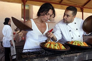 DECOUVERTE DE LA CULTURE LOCALE. PREPARATION DU TAJINE, COURS DE CUISINE TRADITIONNELLE MAROCAINE AVEC LES FEMMES BERBERES, ACTIVITE DU DOMAINE DE TERRES D’AMANAR, TAHANAOUTE, AL HAOUZ, MAROC 