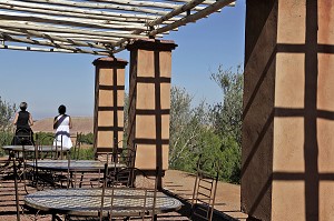 TERRASSE PANORAMIQUE DU RESTAURANT DES TENTES LODGES, DOMAINE DE TERRES D’AMANAR, TAHANAOUTE, AL HAOUZ, MAROC 