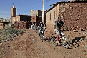 RANDONNEE A VTT AVEC UN GUIDE AUTOUR DU VILLAGE BERBERE DE TAHANAOUTE, ACTIVITE SPORTIVE DU DOMAINE DE TERRES D'AMANAR, AL HAOUZ, MAROC 