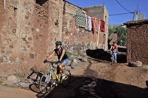 RANDONNEE A VTT DANS LE VILLAGE BERBERE DE TAHANAOUTE, ACTIVITE SPORTIVE DU DOMAINE DE TERRES D'AMANAR, AL HAOUZ, MAROC 